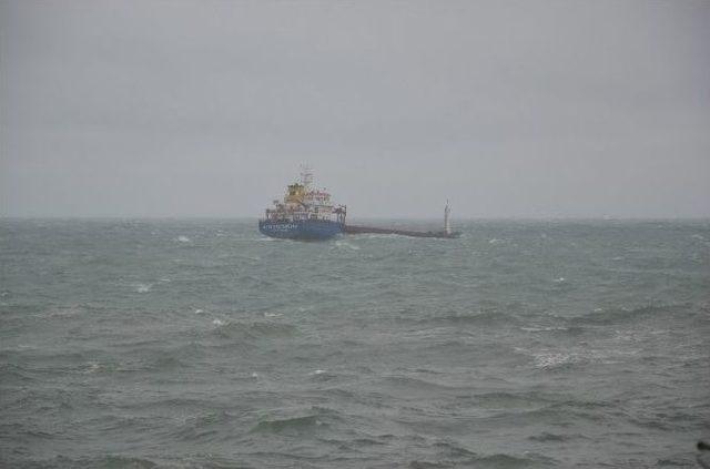 Karadeniz’de Dalgalar Gemileri Beşik Gibi Salladı