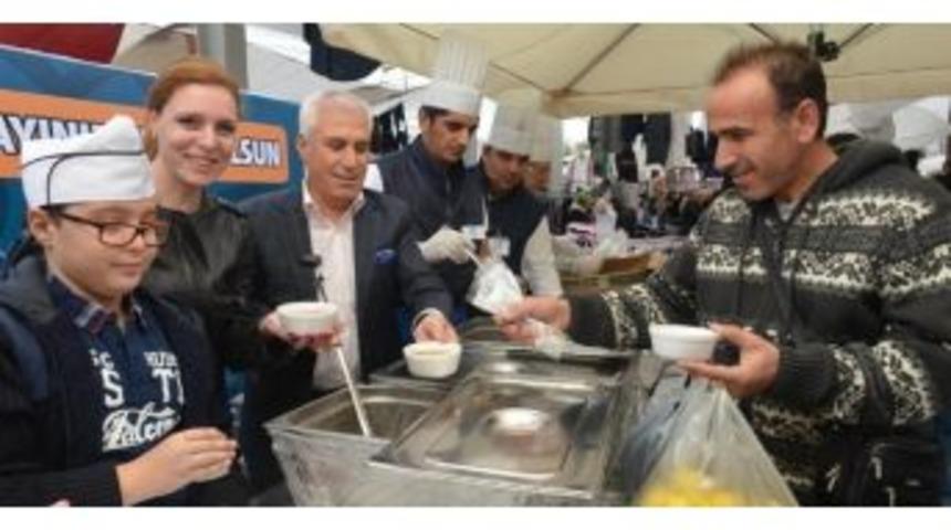 Nil&uuml;fer Belediye Başkanı Bozbey Aşure Dağıttı