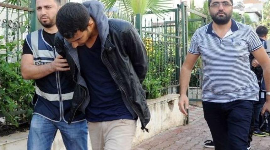 Telefon Dolandırıcılarına Cami Avlusunda Baskın