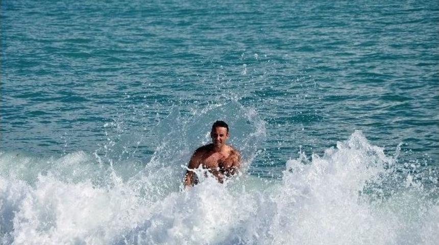 Antalya&rsquo;da Şiddetli Yağmur Sonrası Deniz Keyfi