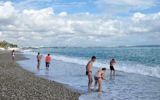 Antalya’da Şiddetli Yağmur Sonrası Deniz Keyfi