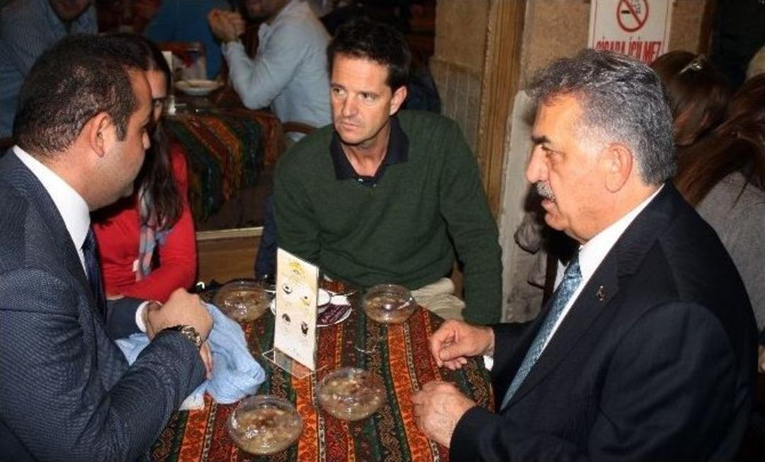 Eski Bakan Yazıcı, Kapalı&ccedil;arşı&rsquo;da Vatandaşa Aşure Dağıttı