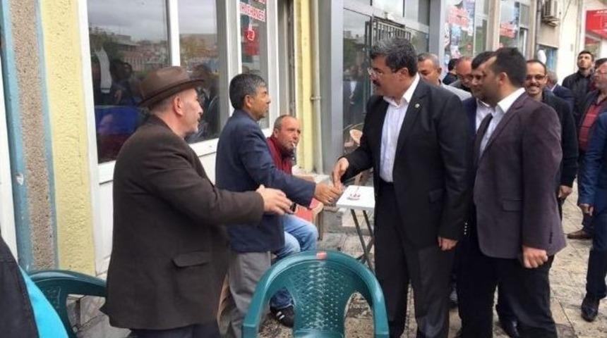 Ak Partiye Ge&ccedil;en Mhp&rsquo;lilere Rozetlerini &Ouml;zkaya Taktı