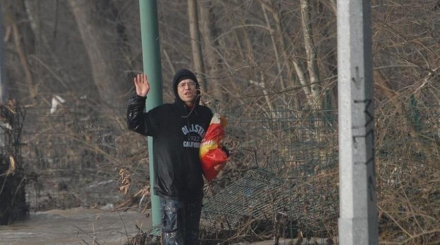 Ailesini g&ouml;rmek i&ccedil;in hayatını tehlikeye attı