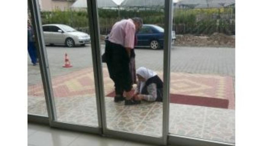 Engelli Oğlunun Ayakkabısını Bağlayan Yaşlı Kadın Sosyal Medyada G&uuml;ndem Oldu