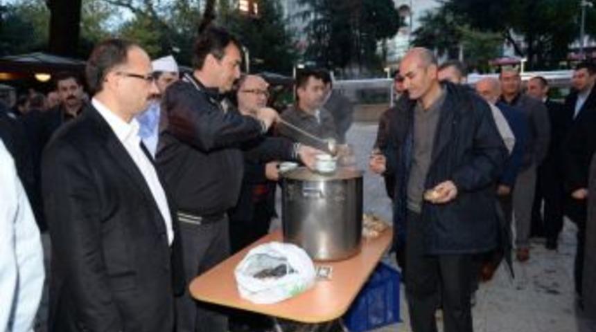 Osmangazi Belediye Başkanı D&uuml;ndar &Ccedil;orba Dağıttı