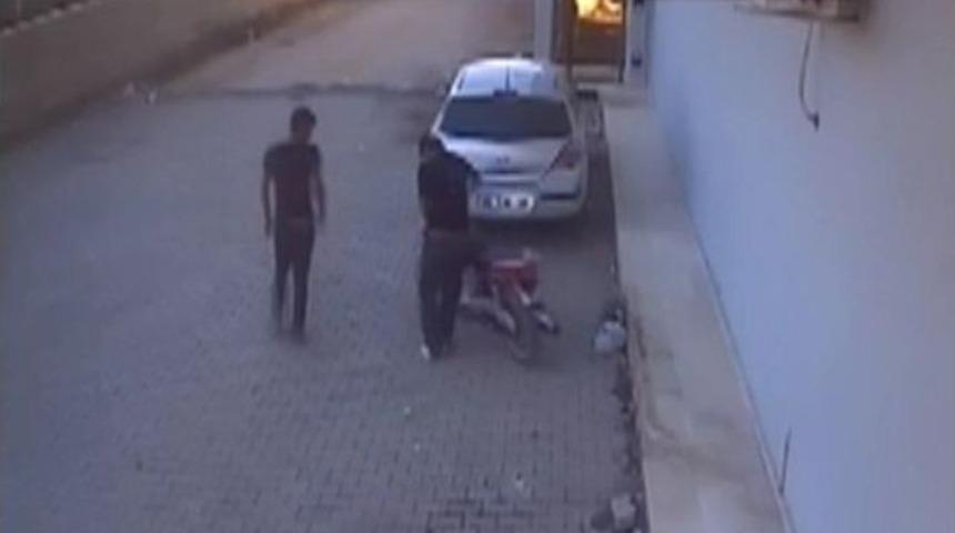 Motosiklet Hırsızları G&uuml;venlik Kamerasında