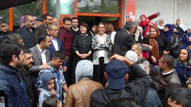 Hdp’li Leyla Zana Batman Belediyesi’ni Ziyaret Etti