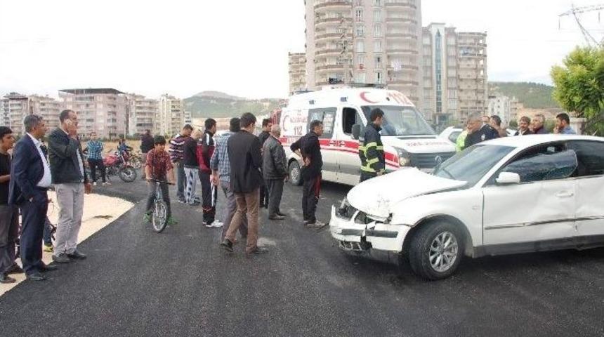 Adıyaman&rsquo;da İki Otomobil &Ccedil;arpıştı: 4 Yaralı