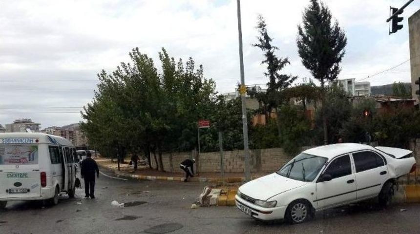 Otomobil İle Yolcu Minib&uuml;s&uuml; &Ccedil;arpıştı: 3 Yaralı