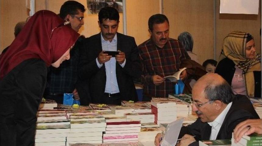 Ak Parti Kayseri Milletvekili Tekden Hayranları İle Kitap Fuarında Buluştu