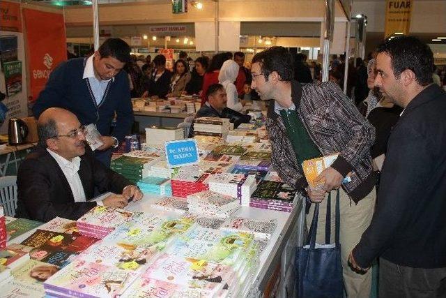 Ak Parti Kayseri Milletvekili Tekden Hayranları İle Kitap Fuarında Buluştu 1
