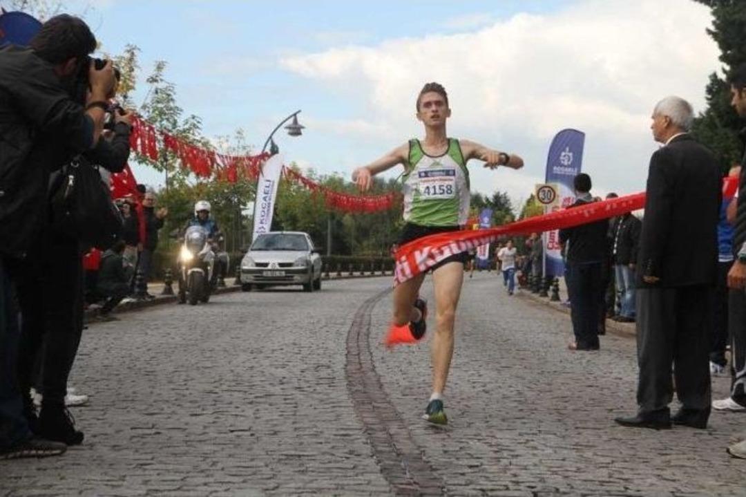 Gen&ccedil;, Yaşlı, Binlerce Vatandaş Cumhuriyet Koşusu&rsquo;nda Kıyasıya Yarıştı