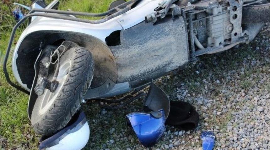 Kaskı Par&ccedil;alanan Motosiklet S&uuml;r&uuml;c&uuml;s&uuml; Ağır Yaralandı