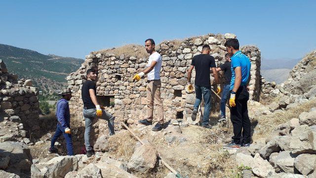 Çukurca'nın tarihi kale evleri turizme kazandırılıyor