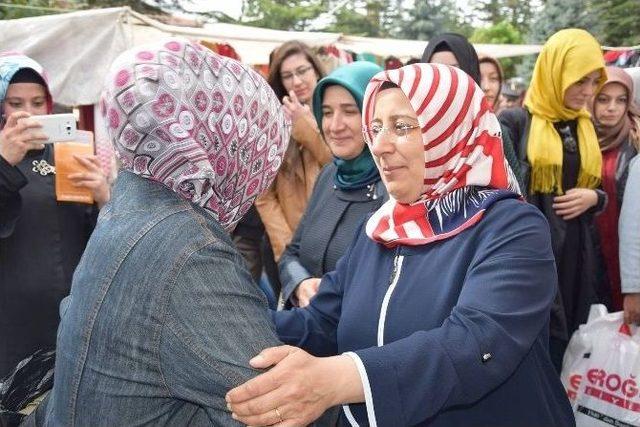 Ak Parti Adayı Özkal Şuhut İlçesinde Pazar Yerini Gezdi