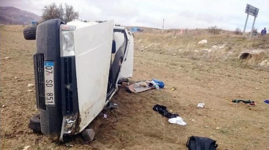 Antalya&rsquo;da Trafik Kazası :1 &Ouml;l&uuml;, 4&rsquo;&uuml; &Ccedil;ocuk 6 Yaralı