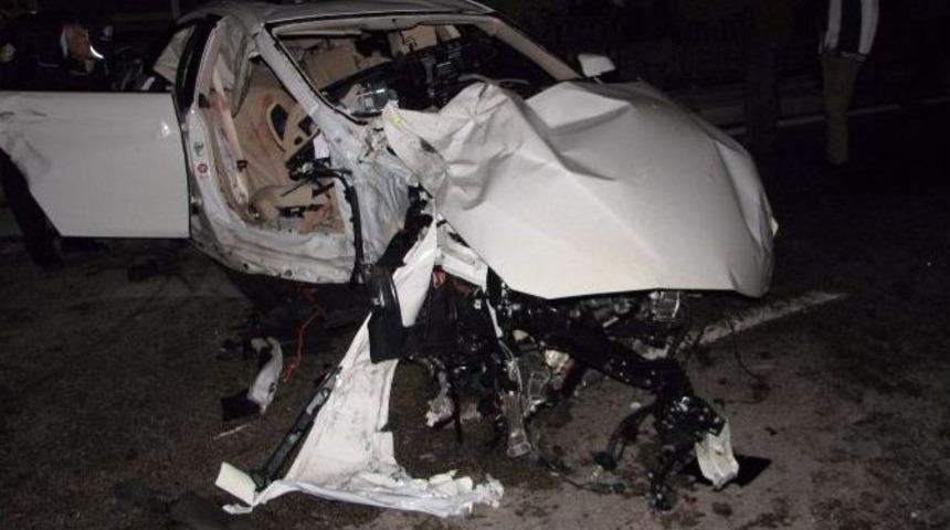 L&uuml;ks Otomobil Parampar&ccedil;a Oldu, 1 &Ouml;l&uuml;, 3 Ağır Yaralı