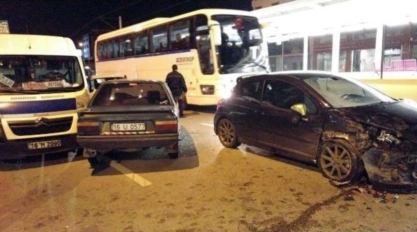 Kavgayı Ayıran Polis İki Aracın Arasına Sıkıştı