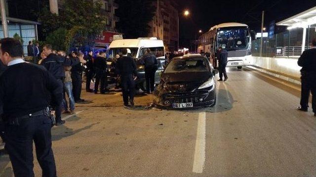 Kavgayı Ayıran Polis İki Aracın Arasına Sıkıştı