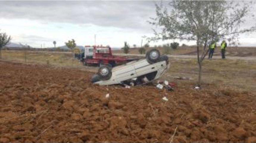 H&uuml;y&uuml;k&rsquo;te Otomobil Tarlaya Devrildi: İki Yaralı