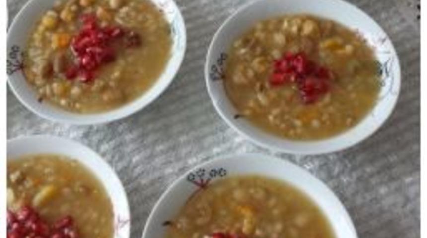 &Ccedil;ocuk Evlerinde Kalan &Ccedil;ocuklar Aşure Dağıttı