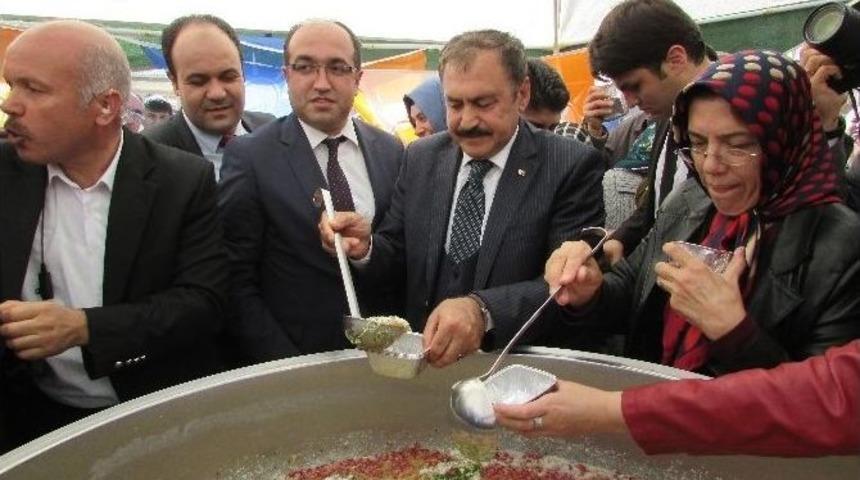 Bakan Eroğlu Se&ccedil;im &Ccedil;alışmaları Kapsamında Sandıklı İl&ccedil;esini Ziyaret Etti