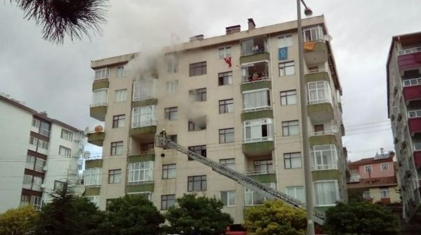 Tosya&rsquo;da 7 Katlı Apartmanda Yangın &Ccedil;ıktı