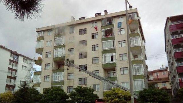 Tosya’da 7 Katlı Apartmanda Yangın Çıktı