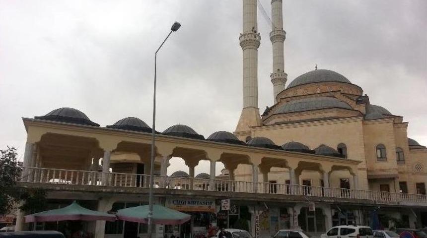 Başbakan Davutoğlu&rsquo;ndan Van&rsquo;daki Camiye Maddi Destek