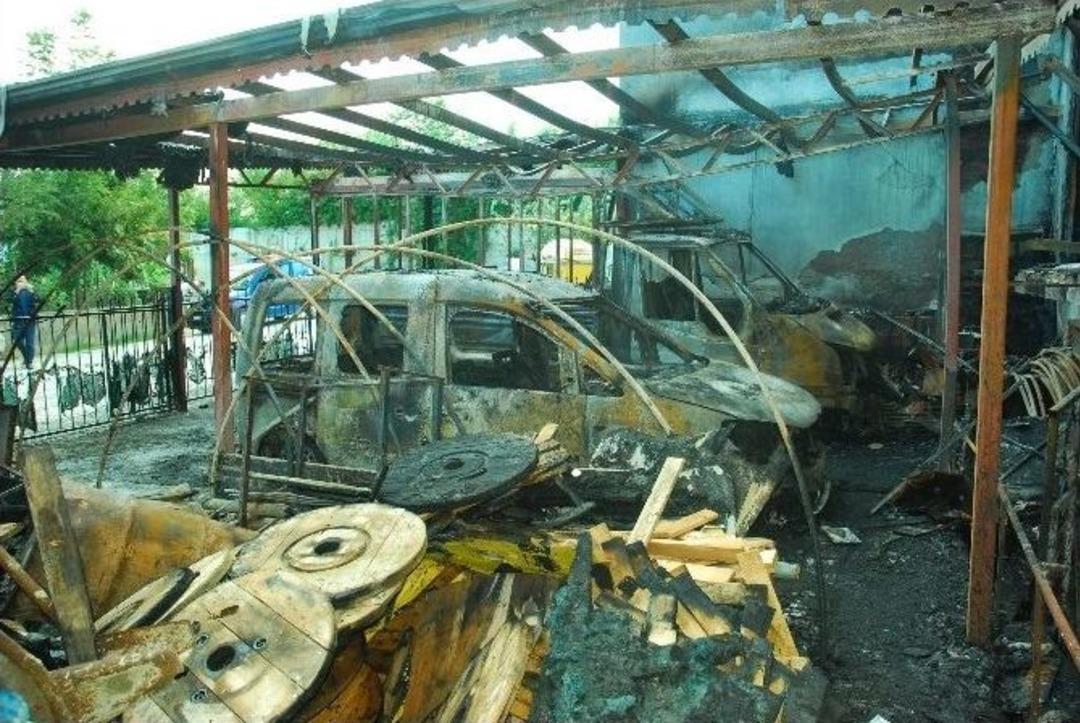 Manavgat&rsquo;ta &Ccedil;ıkan Yangında 2 Ara&ccedil; İle Bir Market Yandı