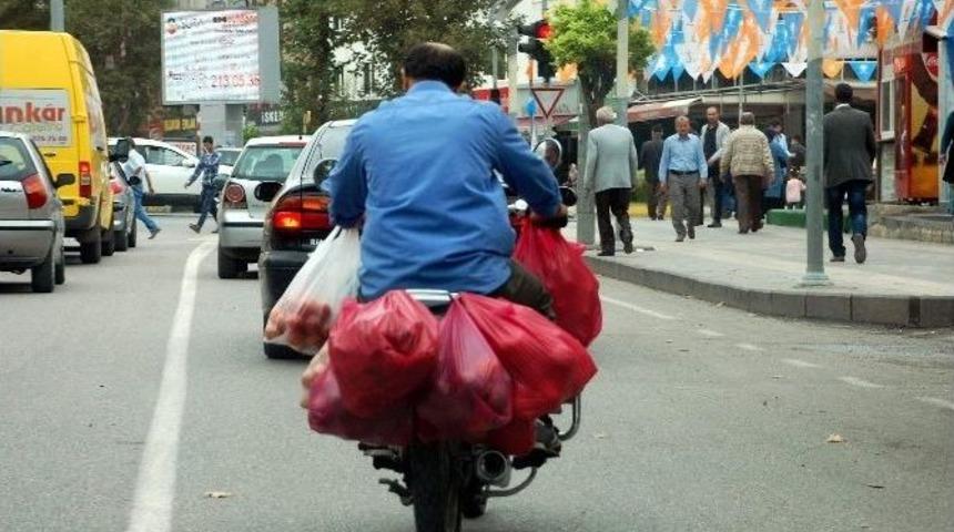 Seyir Halindeki Motosiklette Alışveriş Poşetleri