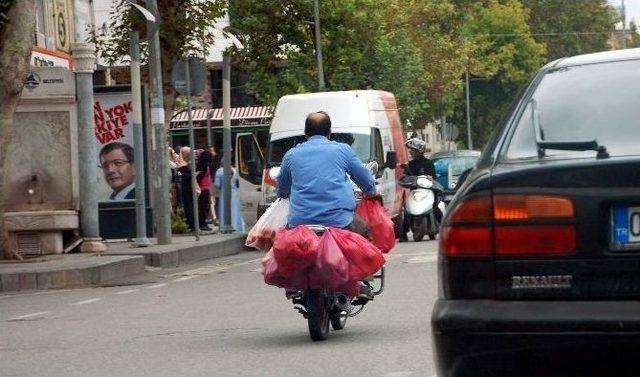 Seyir Halindeki Motosiklette Alışveriş Poşetleri