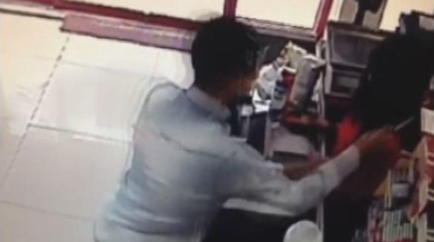 Kasiyer Kızın Boğazına Bı&ccedil;ak Dayayıp Para İstedi