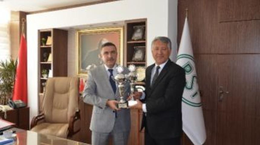 Dsi Spor Kupaları &Ouml;zg&uuml;r&rsquo;e Takdim Etti