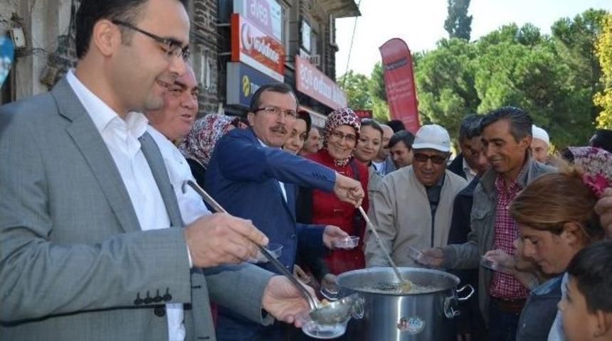 Ak Parti Kula Teşkilatı Aşure Dağıttı