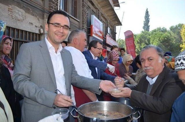 Ak Parti Kula Teşkilatı Aşure Dağıttı