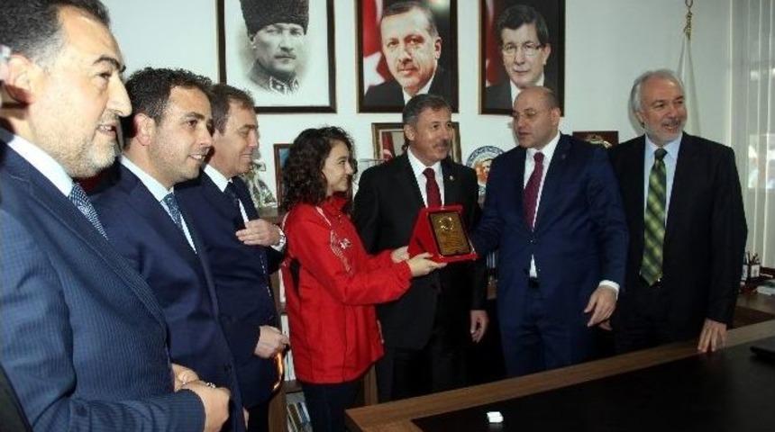 Ak Parti, Şampiyon İlknur Gedik&rsquo;i &Ouml;d&uuml;llendirdi