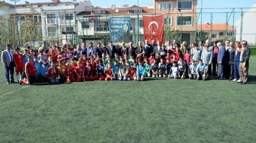 Şampiyon Okula &Ouml;d&uuml;l&uuml;n&uuml; Ayhan Sefer &Uuml;st&uuml;n Verdi