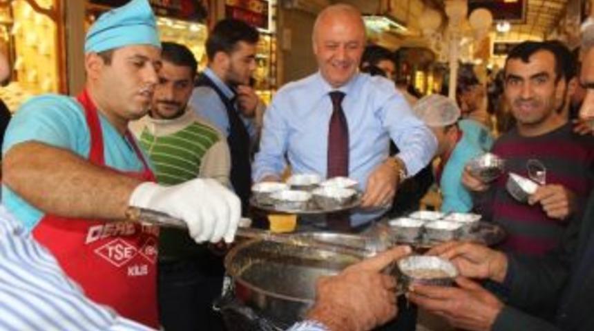 Kuyumcular Odası Aşure Dağıttı