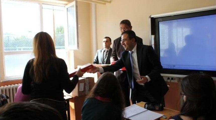 Saray&rsquo;da &Ccedil;ocuklar Tabletlerine Kavuştu