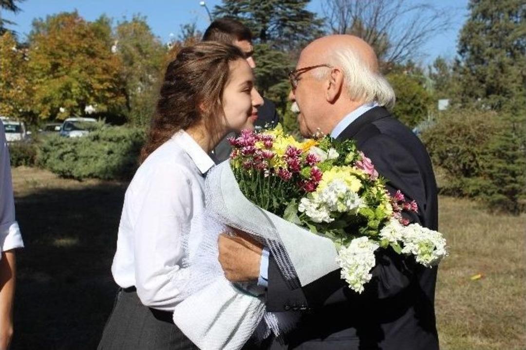 45 Yıl Sonra Aynı Sırasına Oturdu