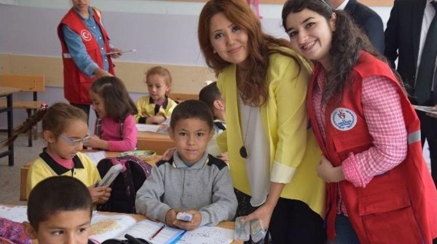 Sınavlarda Toplanan Kalemler Kırsal Okuldaki İhtiya&ccedil; Sahiplerine G&ouml;nderildi