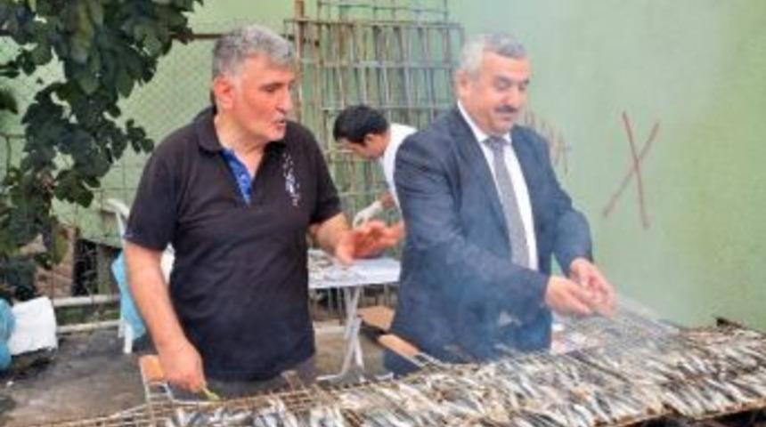 Hamsi G&uuml;n&uuml;nde 750 Kilo Balık Dağıtıldı