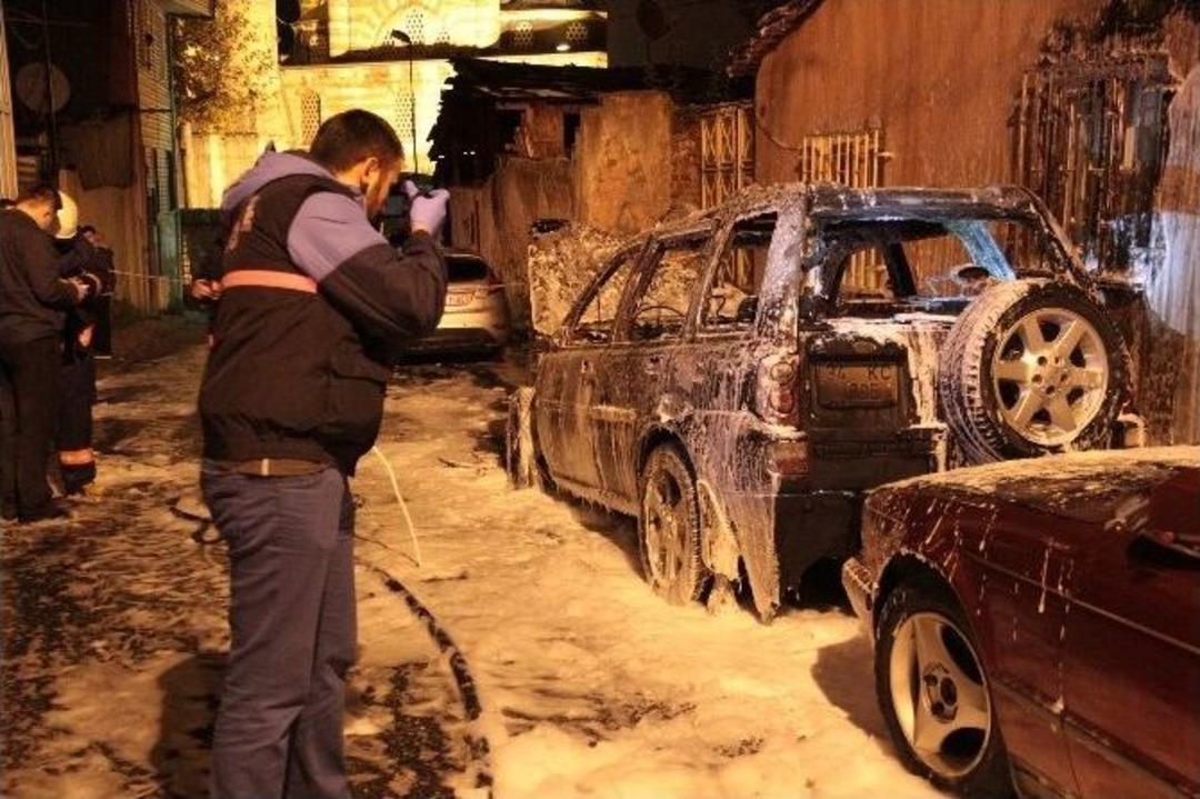 3 Aracı Kundaklayan Şahıs Kameralara Yakalandı