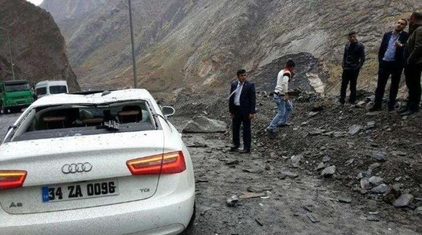 Seyir Halindeki Aracın &Uuml;zerine Kaya D&uuml;şt&uuml;