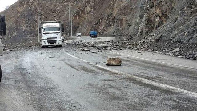 Seyir Halindeki Aracın Üzerine Kaya Düştü