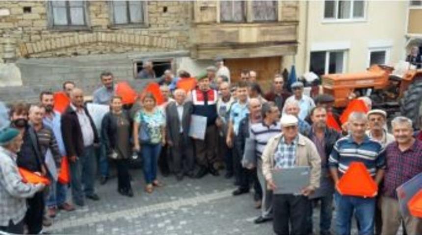 Manavgat İl&ccedil;e Jandarma Trafik Ekipleri Reflekt&ouml;r Dağıttı