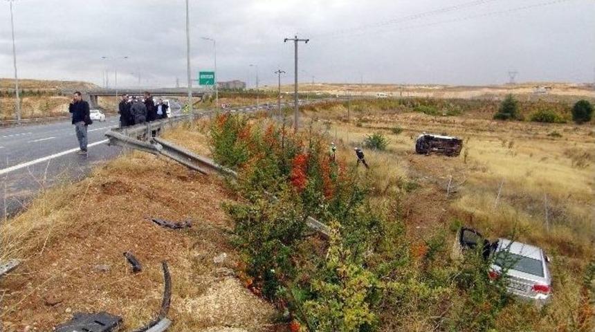 Otomobil İş&ccedil;i Servisiyle &Ccedil;arpıştı: 6 Yaralı