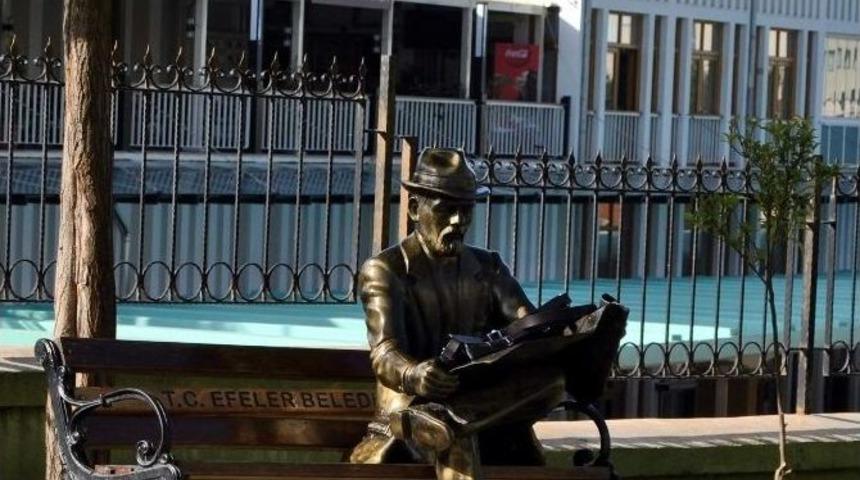 Heykelin Kucağında Unutulan &Ccedil;anta Paniğe Yol A&ccedil;tı